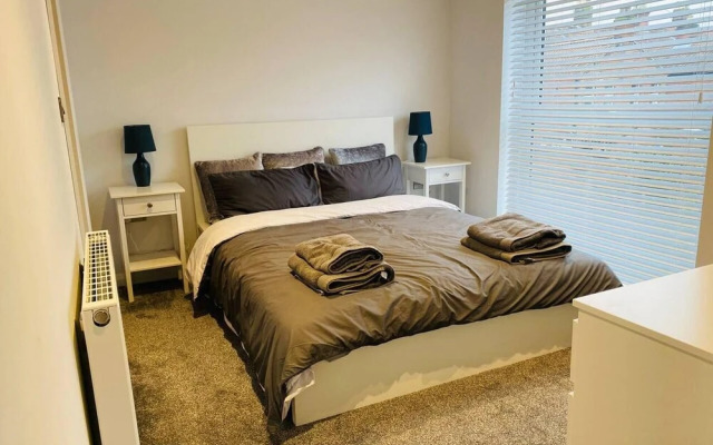 Luxury 2 bed Apartment Golden Triangle w Parking