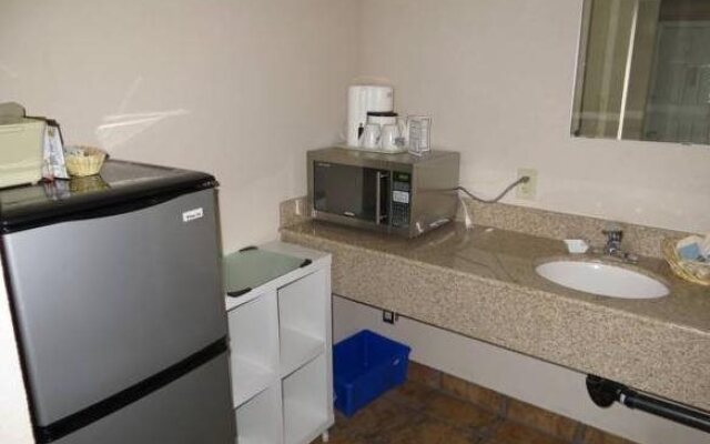 Shoreside Inn & Suites