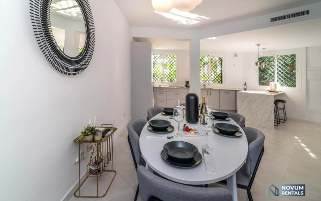 TOP RENOVATED 3-BDRM TOWNHOUSES with POOL, BBQ & ROOFTOP TERRACES