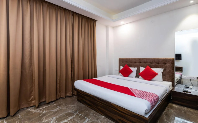 OYO 15800 Jaanie's Residency