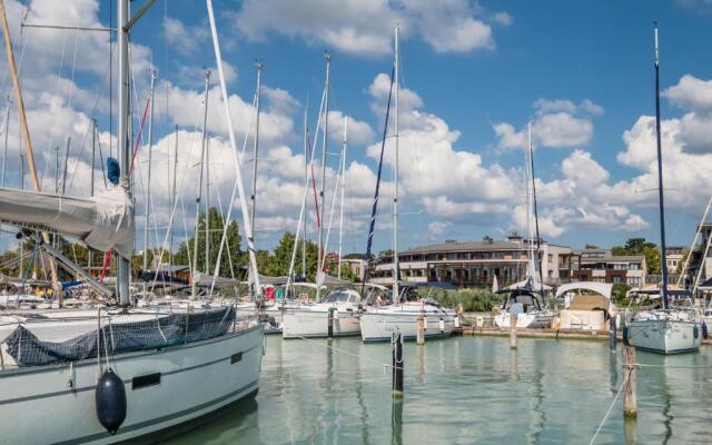 Hotel Golden Lake Resort