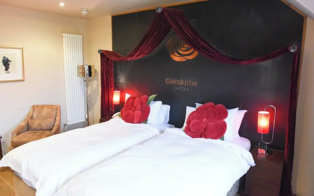 Glenskirlie House & Castle