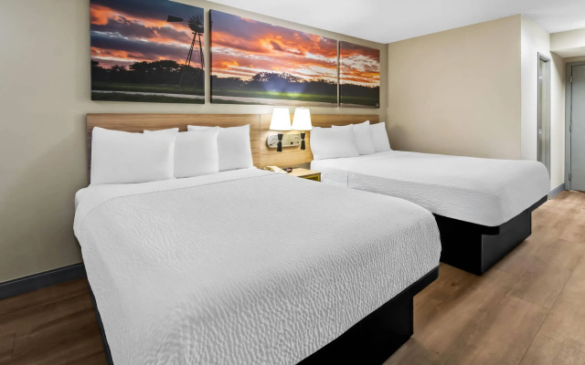 Days Inn & Suites by Wyndham DeSoto