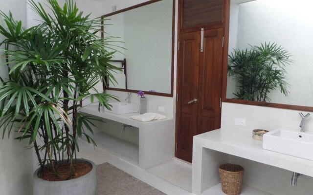 Elevated Villa Overlooking Tranquil Koggala Lake