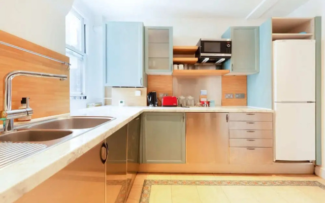 Bright and Airy 3 Bedroom Near Trafalgar Square