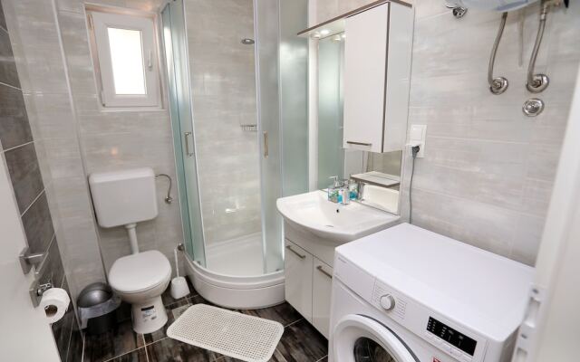 Lovely 2-bed Apartment in Okrug Gornji