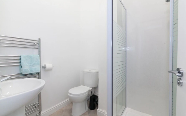 6 Bed House near Manchester