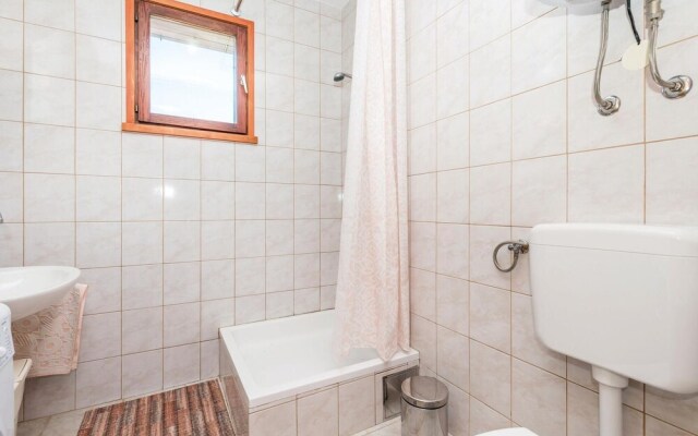 Amazing Home in Pag With 2 Bedrooms and Wifi