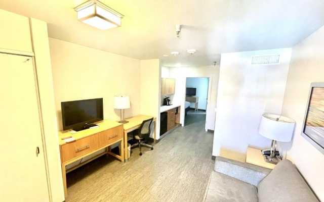 Red Roof Inn PLUS+ & Suites Tampa