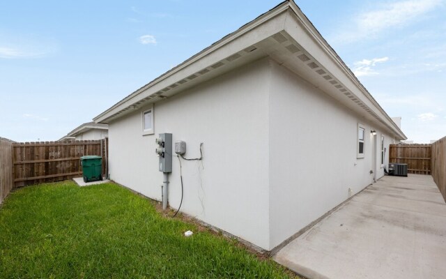 Modern Duplex with Fully Upgraded Amenities