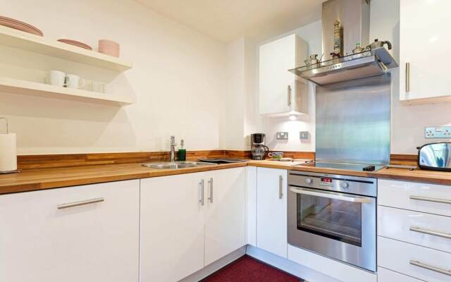 Bright 1 Bedroom Apartment Near London Bridge With Balcony