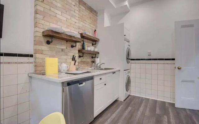 Casa Queen East Jaw Dropping 3BR Suite