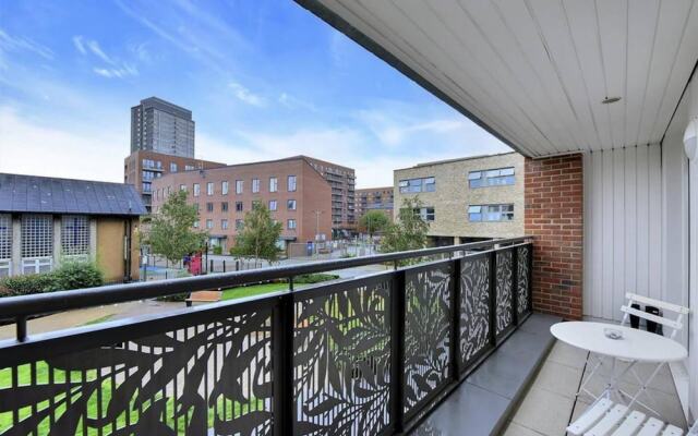 Modern 1 Bedroom Apartment With Balcony