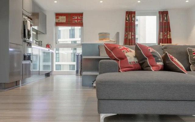 Modern 3 Bedroom Top Floor Apartment