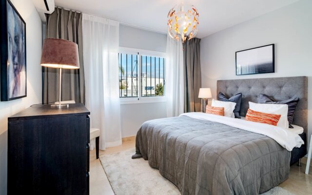 AS10-Apartment Aloha Sur-Roomservice