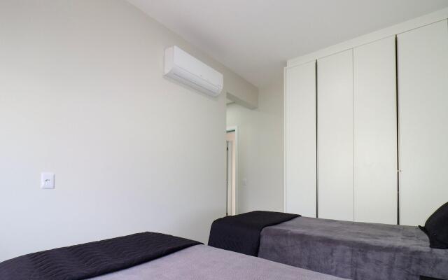 Excelente dois dormitórios a 250m mar - ZB01H