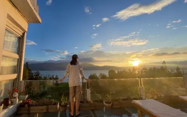 Luoluo Wuchen Lake View Inn