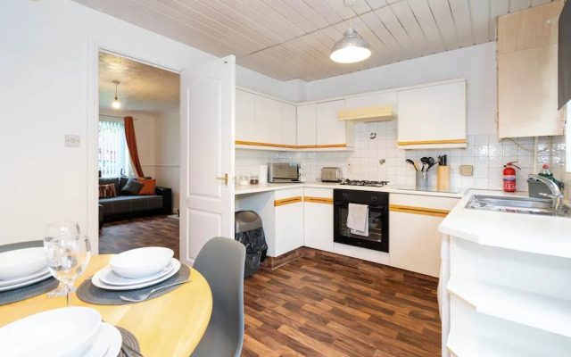 2 Bed-sleeps 4-private Garden- Free Parking