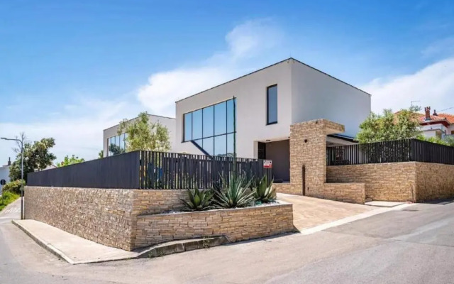 Villa Alpha - Four Bedroom Villa With Swimming Pool