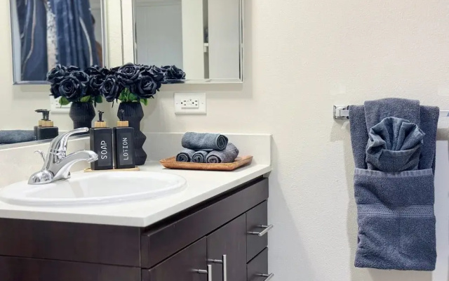 Beautiful 1 BR in LA Gym Pool 10mins to Cedar