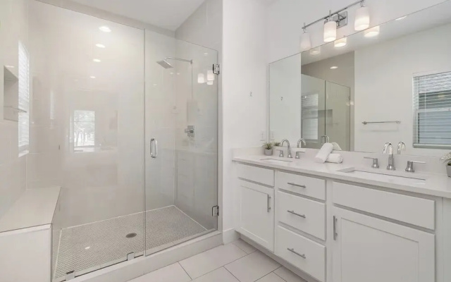 Jade - Private Patio and Balcony - Near Germantown