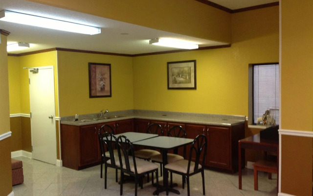 Colonial Inn & Suites /Airport/Graceland