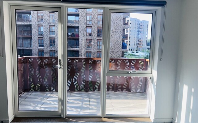 Lovely 1-bedroom With Private Balcony Near Barking