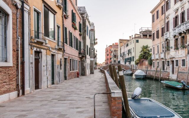 Red House close to Accademia Bridge