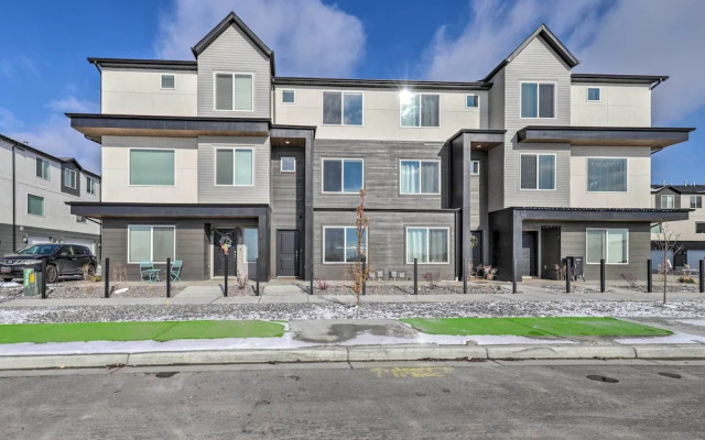 Modern Mountain Townhome - Ski Nearby