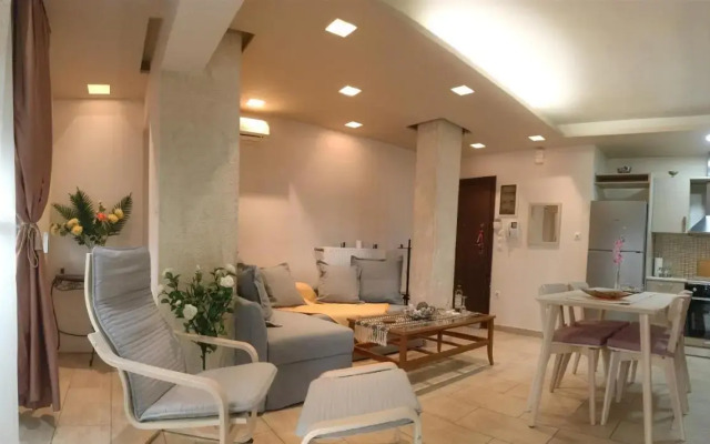 A7 Beauty Vouliagmeni Apt in a unique Spot