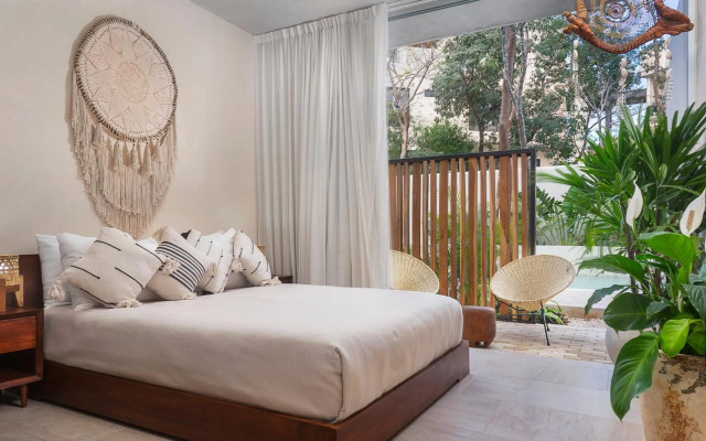 Studio wterrace, hammock, and pool access