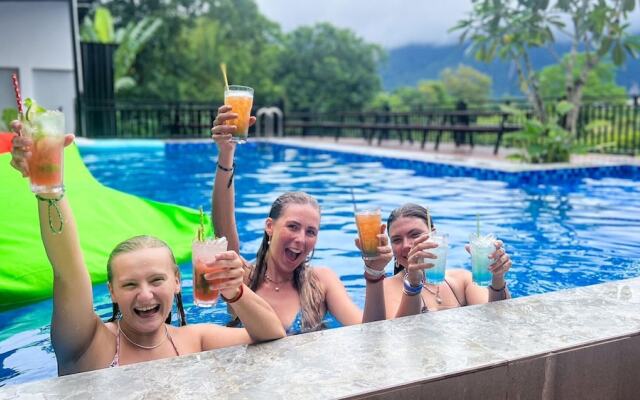 Mad Monkey  Vang Vieng