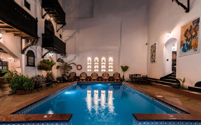 Dhow Palace Hotel