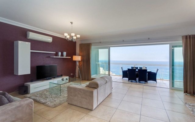 Ocean Front LUX Apartment wt Pool, Upmarket Area