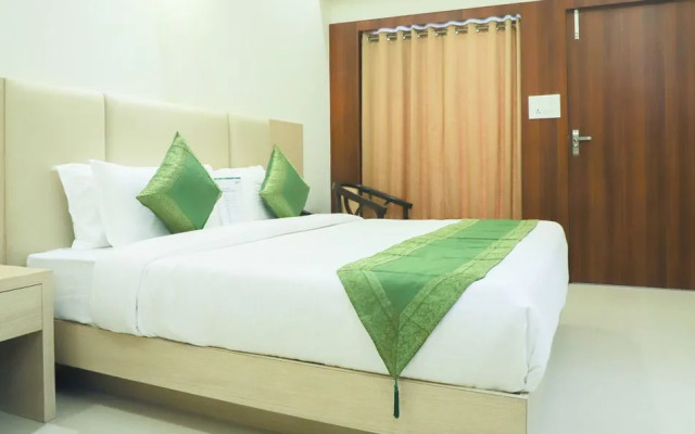 OYO 16768 Hotel Lotus Grand