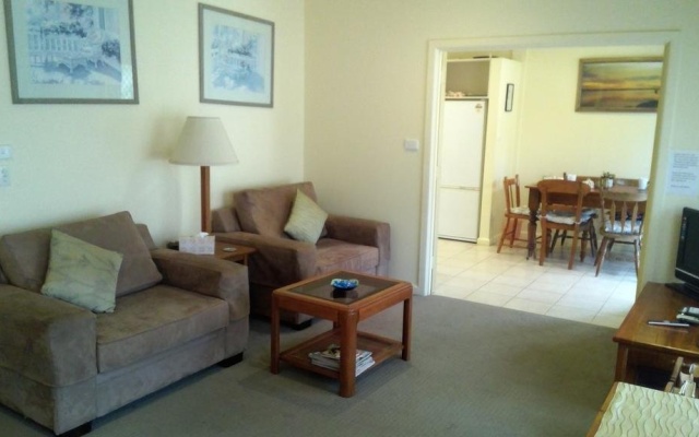 Courtsidecottage Bed and Breakfast – Guest Rooms – Euroa