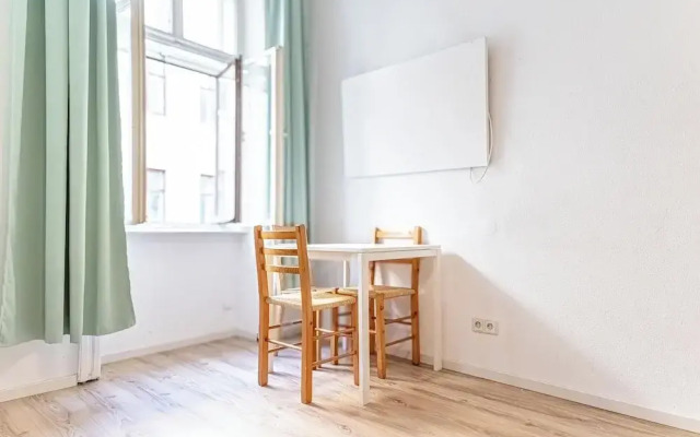 Simple 1BR Apt Long Stay Near Belvedere