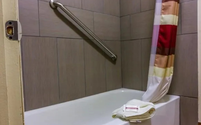 Red Roof Inn & Suites Piqua