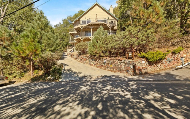 Bearfoot Lodge Near Hiking & Skiing!