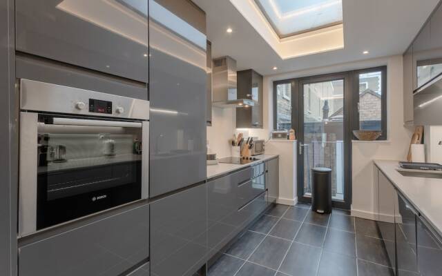 Stunning 3 Bedroom Apartment in South London