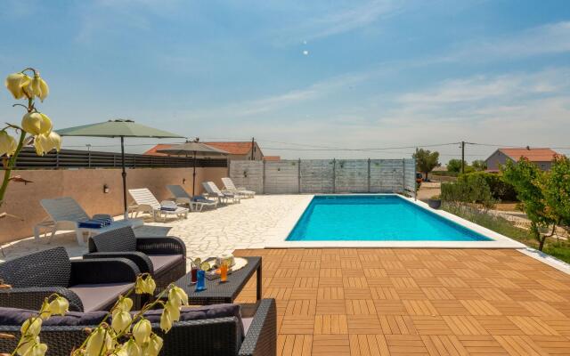 Beautiful Holiday Home in Lisicic
