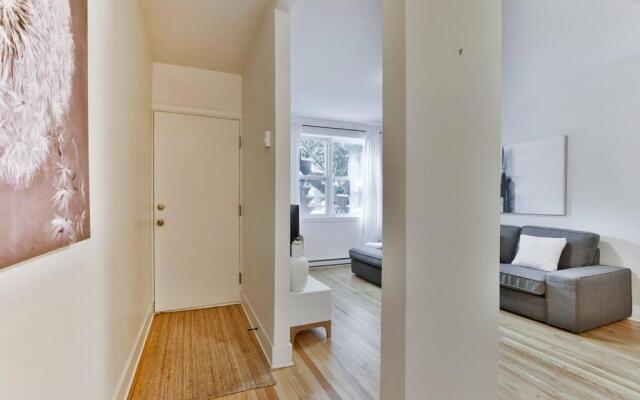 Lovely 1BR - 5mins from Laurier Metro