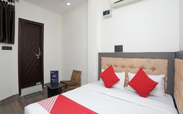 OYO Flagship 14468 Hotel Divine Ganges