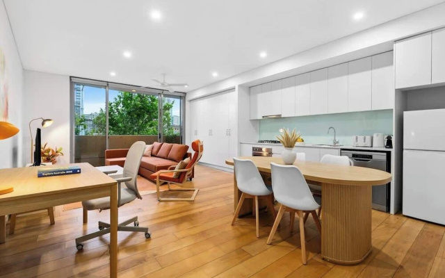 Central Art-filled 2 Beds With Balcony Aircon – Guest Rooms – Sydney