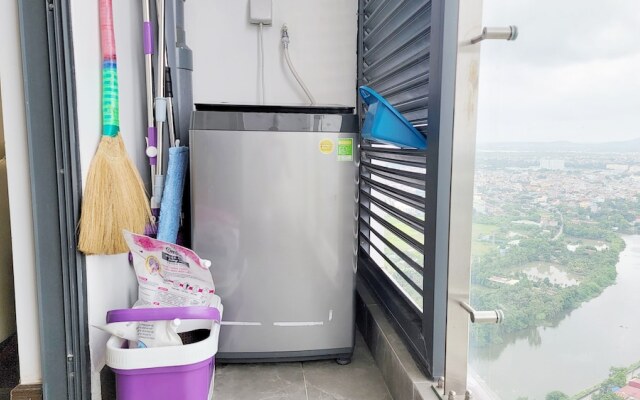Modern Condo steps from Vincom Plaza