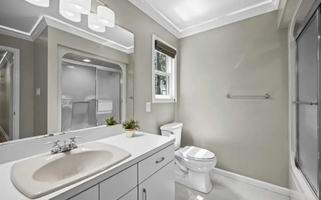 Happy Place by Avantstay Firepit, Ranch-style