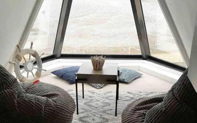 Lovely 2 bedroom modern loft apartment sea view