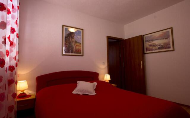 Apartments and Rooms Dis