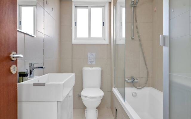 Phaedrus Living: Romanou Modern City Center Flat