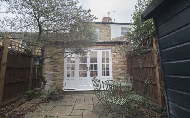 Traditional Home in Kew Gardens